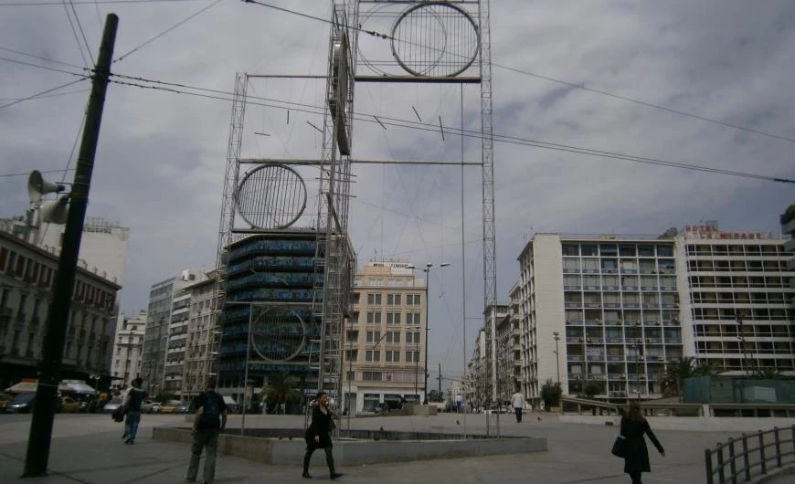 Συναγερμός στην Ομόνοια: Άντρας ανέβηκε στο γλυπτό της πλατείας